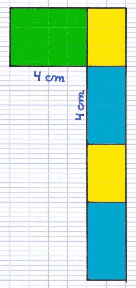 Le troisième rectangle a un côté commun avec un autre rectangle Le troisième rectangle a un côté commun avec un autre rectangle