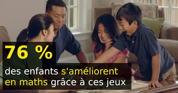 Une famille autour d’un jeu de plateau avec le texte « 76 % des enfants s’améliorent en maths grâce à ces jeux ».